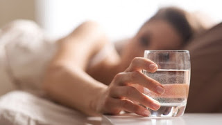 Γιατί δεν πρέπει να πίνετε το νερό που έχει μείνει όλη τη νύχτα στο ποτήρι - Φωτογραφία 1