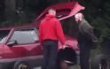 ΣΥΓΚΙΝΗΤΙΚΟ:: Κανένας δεν σταμάτησε να τον βοηθήσει όταν χάλασε το αυτοκίνητο του - Εκτός από ΕΝΑΝ... [video]