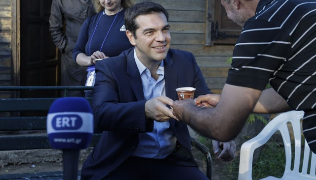 Αλέξης Τσίπρας: Δείτε τον να πίνει ελληνικό καφέ σε... παγκάκι [photo] - Φωτογραφία 2