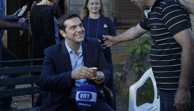 Αλέξης Τσίπρας: Δείτε τον να πίνει ελληνικό καφέ σε... παγκάκι [photo] - Φωτογραφία 3