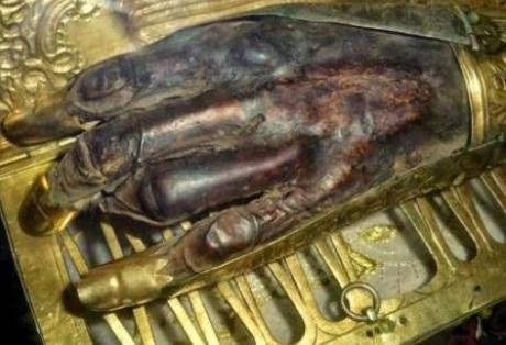 Καλάβρυτα: Έκλεψαν το λείψανο του Αγίου Χαραλάμπους από το Μέγα Σπήλαιο - Φωτογραφία 1
