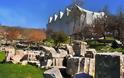 Ηλεία: Σκαρφαλώνουν σε καγκελόπορτες οι τουρίστες για να μπουν στον Επικούρειο Απόλλωνα