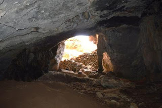 Είχαν μετατρέψει σπηλιά σε αποθήκη αρχαίων - Φωτογραφία 1
