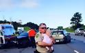 Η φωτογραφία αστυνομικού που έγινε viral - Αγκαλιά με το μωρό από την καραμπόλα - Φωτογραφία 2
