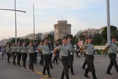 Υποστολή της Σημαίας στον Λευκό Πύργο από άγημα αποδόσεως τιμών της ΣΣΑΣ