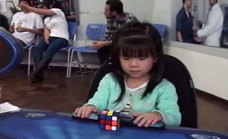 ΑΠΙΣΤΕΥΤΗ:  Κοριτσάκι 3 ετών λύνει σε 47 δευτερόλεπτα τον κύβο του Ρούμπικ [video] - Φωτογραφία 1