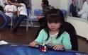 ΑΠΙΣΤΕΥΤΗ:  Κοριτσάκι 3 ετών λύνει σε 47 δευτερόλεπτα τον κύβο του Ρούμπικ [video]