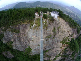 Κίνα: Θυμάστε την εντυπωσιακή γυάλινη γέφυρα στην άκρη του γκρεμού; Ράγισε! - Φωτογραφία 1