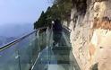 Κίνα: Θυμάστε την εντυπωσιακή γυάλινη γέφυρα στην άκρη του γκρεμού; Ράγισε! - Φωτογραφία 4