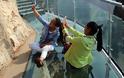 Κίνα: Θυμάστε την εντυπωσιακή γυάλινη γέφυρα στην άκρη του γκρεμού; Ράγισε! - Φωτογραφία 5