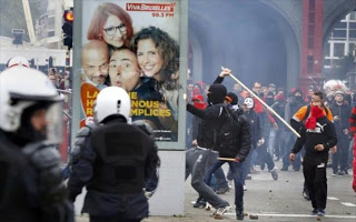 Καζάνι που βράζει οι Βρυξέλλες για τα μέτρα λιτότητας – Μεγάλες διαδηλώσεις έπνιξαν τη βελγική πρωτεύουσα - Φωτογραφία 1