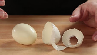 Πώς μπορείτε να ξεφλουδίσετε ένα αυγό σε δευτερόλεπτα; [video] - Φωτογραφία 1