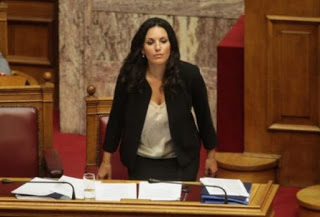 Η Όλγα Κεφαλογιάννη κόλασε τη Βουλή: Το σταυροπόδι που προκάλεσε.... εγκεφαλικά! - Φωτογραφία 1