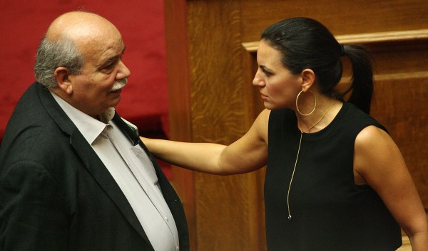 Η Όλγα Κεφαλογιάννη κόλασε τη Βουλή: Το σταυροπόδι που προκάλεσε.... εγκεφαλικά! - Φωτογραφία 3