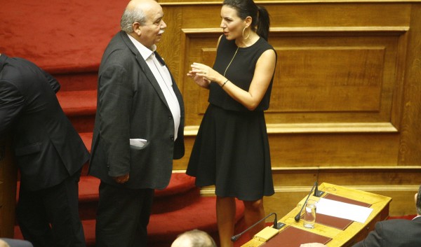 Η Όλγα Κεφαλογιάννη κόλασε τη Βουλή: Το σταυροπόδι που προκάλεσε.... εγκεφαλικά! - Φωτογραφία 4