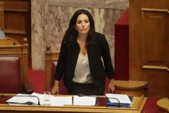 Η Όλγα Κεφαλογιάννη κόλασε τη Βουλή: Το σταυροπόδι που προκάλεσε.... εγκεφαλικά!