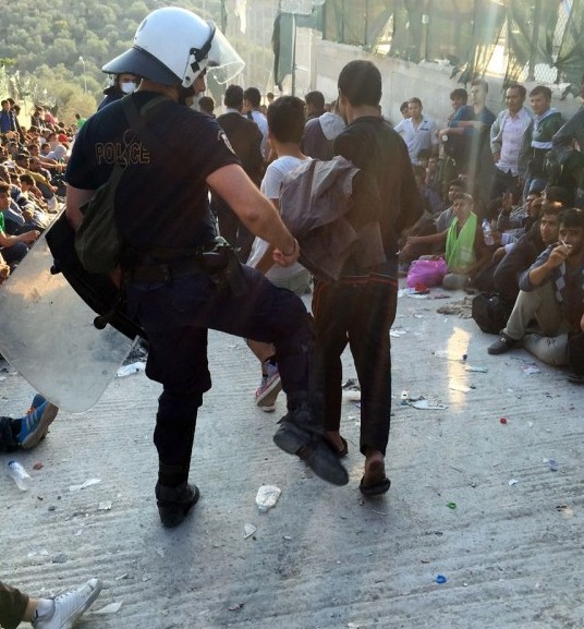 Εικόνες ντροπής από τη Μυτιλήνη - Δείτε τι έκανε αστυνομικός σε λαθρομετανάστη... [photos] - Φωτογραφία 2