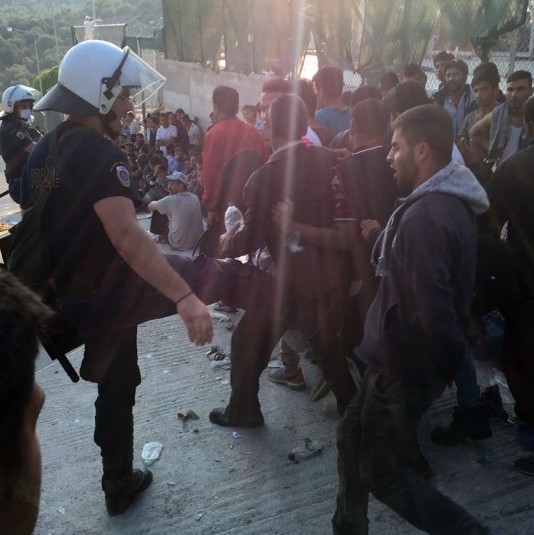 Εικόνες ντροπής από τη Μυτιλήνη - Δείτε τι έκανε αστυνομικός σε λαθρομετανάστη... [photos] - Φωτογραφία 3
