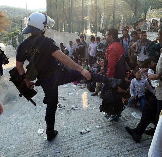 Εικόνες ντροπής από τη Μυτιλήνη - Δείτε τι έκανε αστυνομικός σε λαθρομετανάστη... [photos] - Φωτογραφία 4