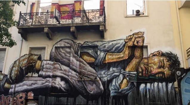 Το γιγαντιαίο γκράφιτι στο κέντρο της Αθήνας που αφιερώθηκε σε όλους τους φτωχούς και τους άστεγους της Ελλάδας - Φωτογραφία 2