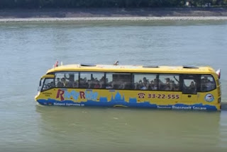 Αυτό το λεωφορείο μπήκε στο νερό και… δείτε τι έγινε μετά [video] - Φωτογραφία 1