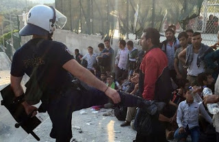 Έρευνα για τον αστυνομικό που φέρεται να κλότσησε πρόσφυγα στη Λέσβο - Φωτογραφία 1