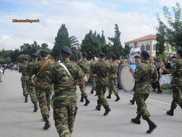 ΒΙΝΤΕΟ- ΦΩΤΟ: Ο στρατός έκλεψε την παράσταση στις εκδηλώσεις για την απελευθέρωση της Λήμνου - Φωτογραφία 17