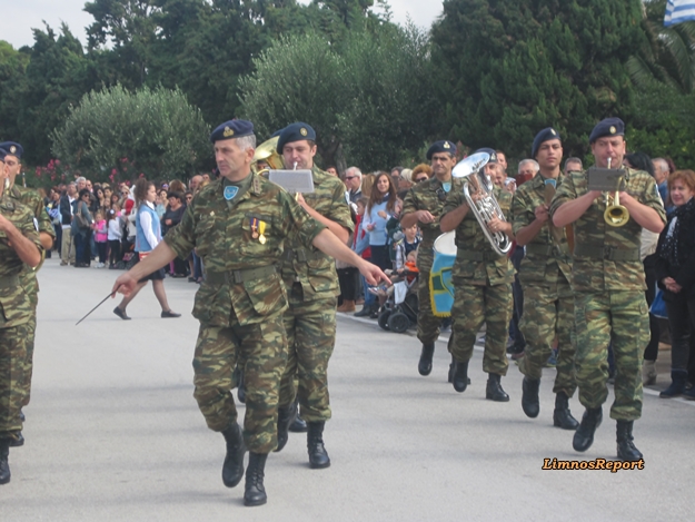 ΒΙΝΤΕΟ- ΦΩΤΟ: Ο στρατός έκλεψε την παράσταση στις εκδηλώσεις για την απελευθέρωση της Λήμνου - Φωτογραφία 2