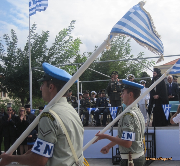 ΒΙΝΤΕΟ- ΦΩΤΟ: Ο στρατός έκλεψε την παράσταση στις εκδηλώσεις για την απελευθέρωση της Λήμνου - Φωτογραφία 3