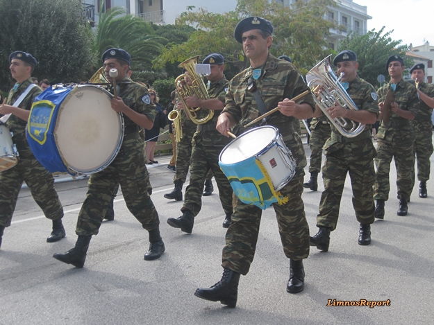 ΒΙΝΤΕΟ- ΦΩΤΟ: Ο στρατός έκλεψε την παράσταση στις εκδηλώσεις για την απελευθέρωση της Λήμνου - Φωτογραφία 4