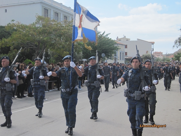 ΒΙΝΤΕΟ- ΦΩΤΟ: Ο στρατός έκλεψε την παράσταση στις εκδηλώσεις για την απελευθέρωση της Λήμνου - Φωτογραφία 8