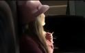 Ελεάνα Βλάχου: Η κούκλα σύζυγος του Τζιτζικώστα που πρωταγωνιστεί σε βίντεο κλιπ του Σταμάτη Γονίδη [video]