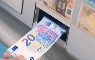 Το κόλπο για να διαπιστώσετε αν είναι πλαστό το νέο χαρτονόμισμα των 20 ευρώ [video] - Φωτογραφία 1