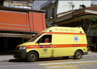Επαγγελματίας οδηγός του ασθενοφόρου του ΕΚΑΒ παρκάρει στη διάβαση πεζών στα Τρίκαλα - Φωτογραφία 1