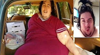 Η συγκλονιστική ιστορία του 33χρονου - «Ζυγίζω 325 κιλά και πλέον μένω στο αυτοκίνητο του πατέρα μου» - Φωτογραφία 1