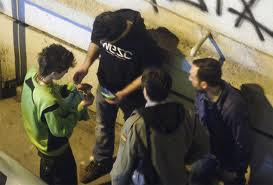Στο κέντρο της Αθήνας η ΕΛ.ΑΣ. τσίμπησε πέντε άτομα για διακίνηση ναρκωτικών - Φωτογραφία 1