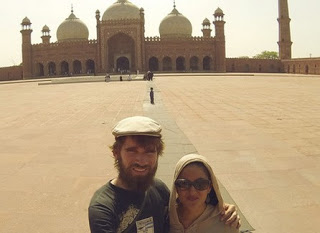 Δείτε πως κατάφερε ένα θεότρελο ζευγάρι να ταξιδέψει ως το Πακιστάν με οτοστόπ - Φωτογραφία 1
