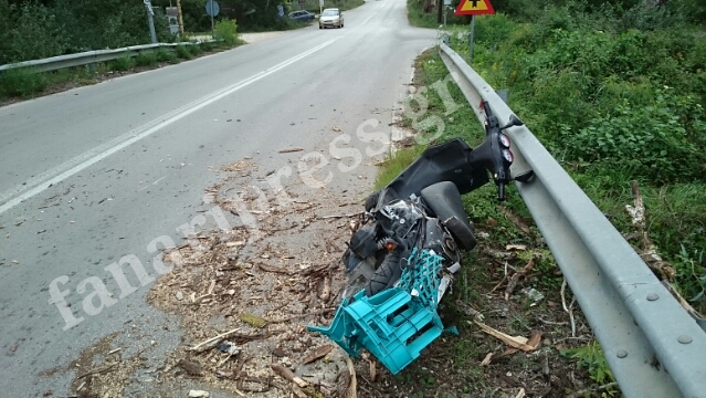 Τρόμος στο Καστρί Πρέβεζας. Δέντρο έπεσε πάνω σε 65χρονο που οδηγούσε μηχανάκι [photos] - Φωτογραφία 2