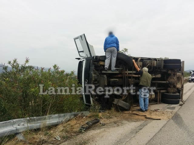 Βυτιοφόρο σταμάτησε στην άκρη του γκρεμού [photos + video] - Φωτογραφία 3