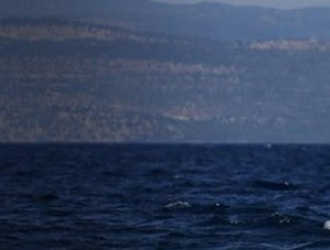 ΣΟΚ: Κουκουλοφόροι με ταχύπλοο επιτέθηκαν εν πλω σε φουσκωτές βάρκες με πρόσφυγες - Φωτογραφία 1
