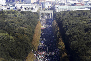 Πάνω από 150.000 άνθρωποι διαδήλωσαν στο Βερολίνο κατά της Διατλαντικής Εμπορικής Συμφωνίας TTIP [photos] - Φωτογραφία 1