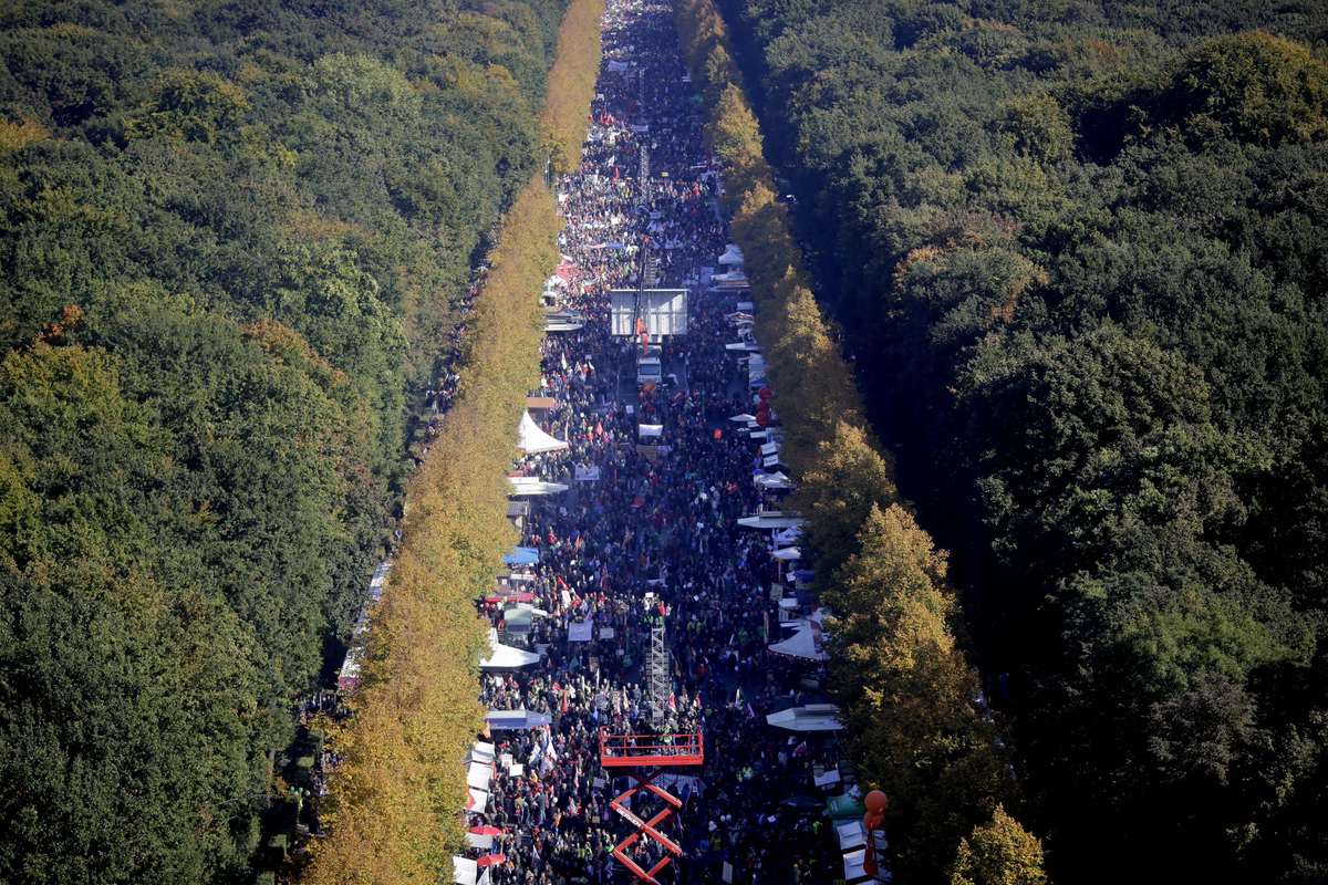 Πάνω από 150.000 άνθρωποι διαδήλωσαν στο Βερολίνο κατά της Διατλαντικής Εμπορικής Συμφωνίας TTIP [photos] - Φωτογραφία 3