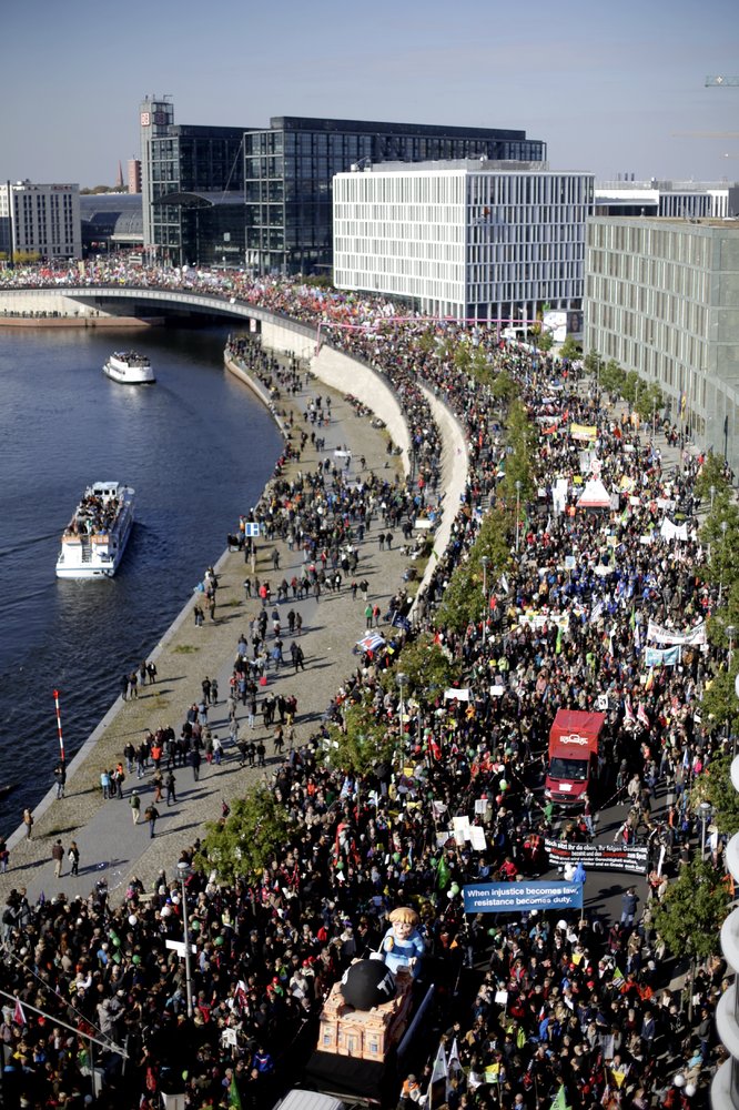 Πάνω από 150.000 άνθρωποι διαδήλωσαν στο Βερολίνο κατά της Διατλαντικής Εμπορικής Συμφωνίας TTIP [photos] - Φωτογραφία 4