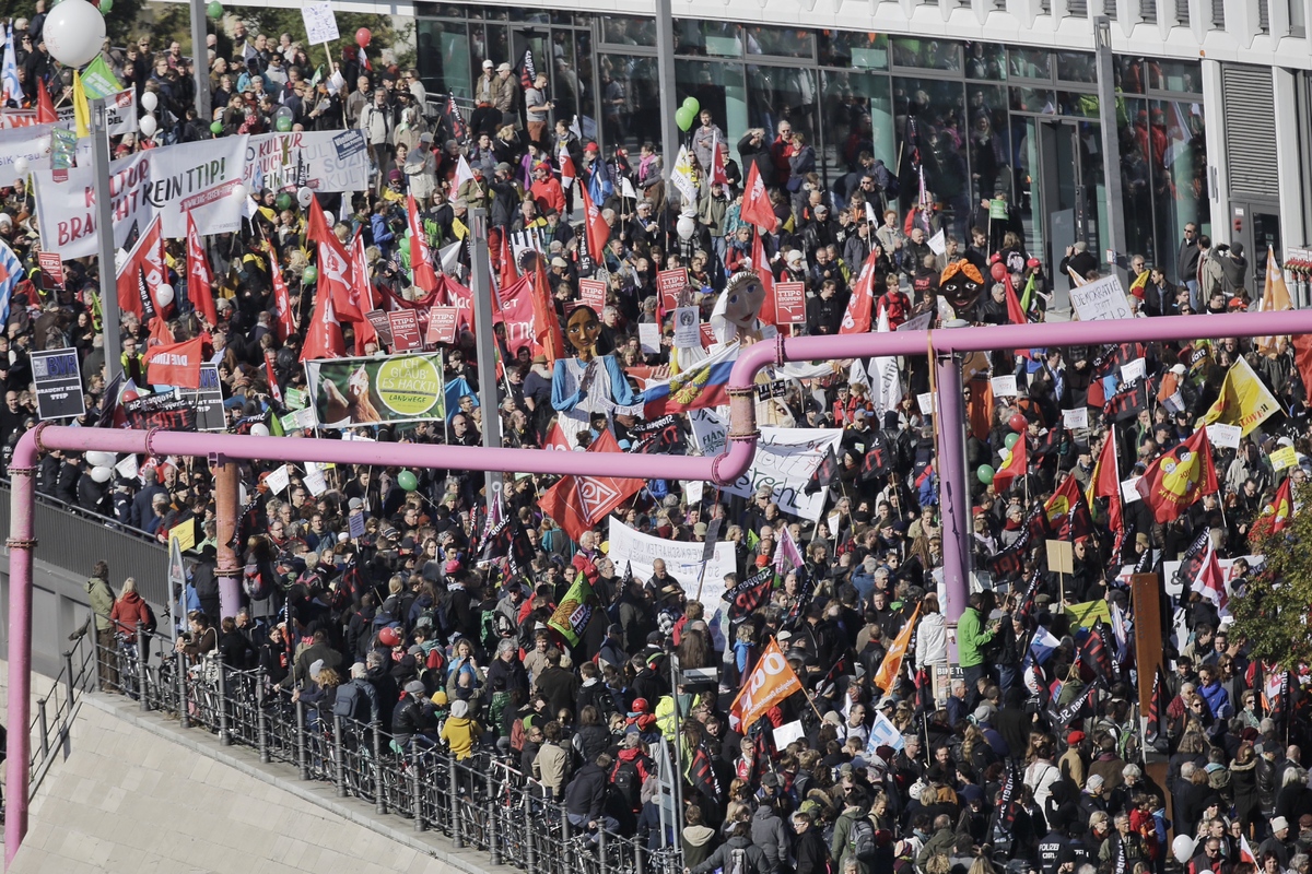 Πάνω από 150.000 άνθρωποι διαδήλωσαν στο Βερολίνο κατά της Διατλαντικής Εμπορικής Συμφωνίας TTIP [photos] - Φωτογραφία 5