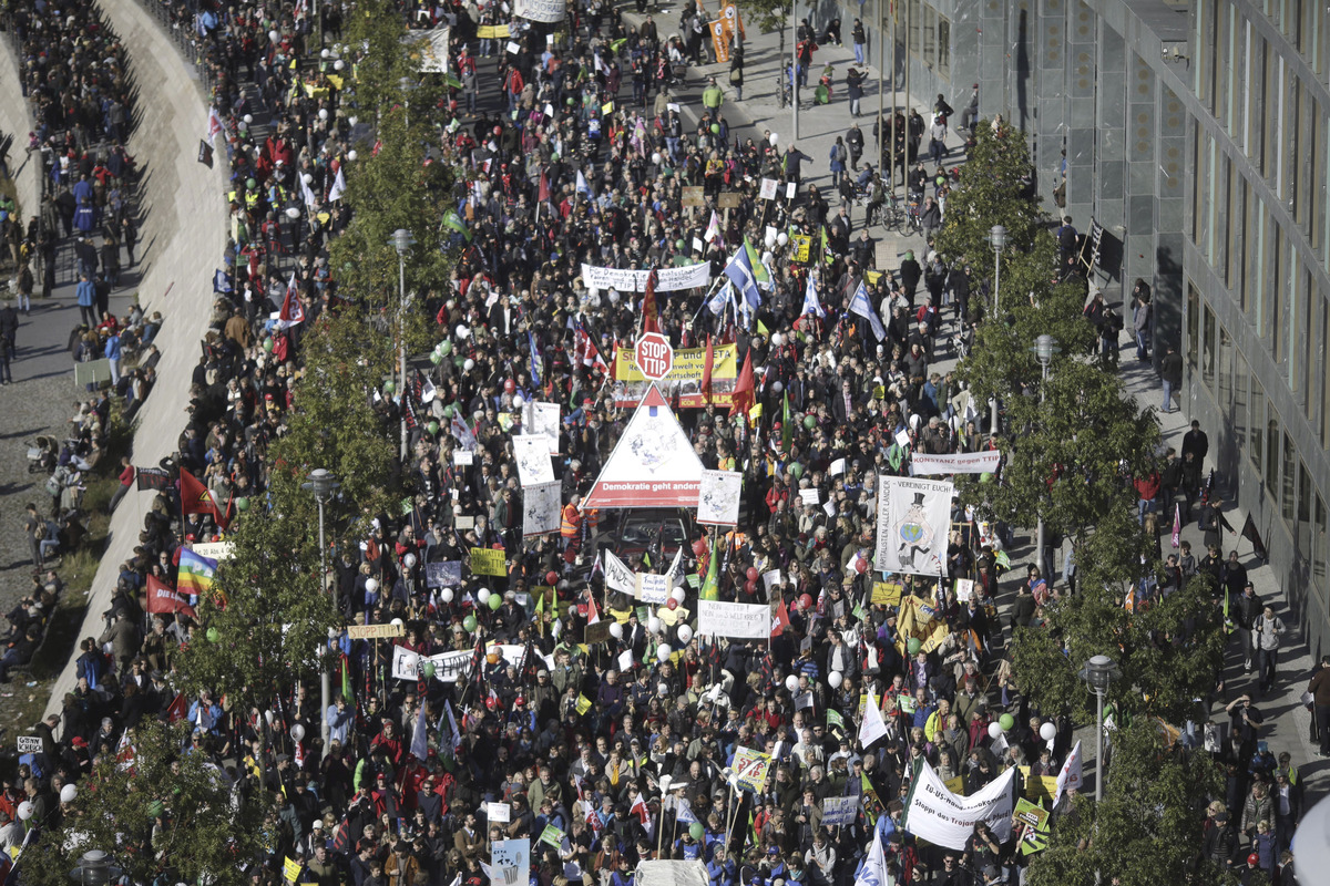 Πάνω από 150.000 άνθρωποι διαδήλωσαν στο Βερολίνο κατά της Διατλαντικής Εμπορικής Συμφωνίας TTIP [photos] - Φωτογραφία 7