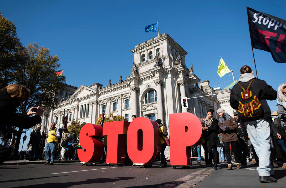 Πάνω από 150.000 άνθρωποι διαδήλωσαν στο Βερολίνο κατά της Διατλαντικής Εμπορικής Συμφωνίας TTIP [photos] - Φωτογραφία 8