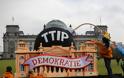 Πάνω από 150.000 άνθρωποι διαδήλωσαν στο Βερολίνο κατά της Διατλαντικής Εμπορικής Συμφωνίας TTIP [photos] - Φωτογραφία 6