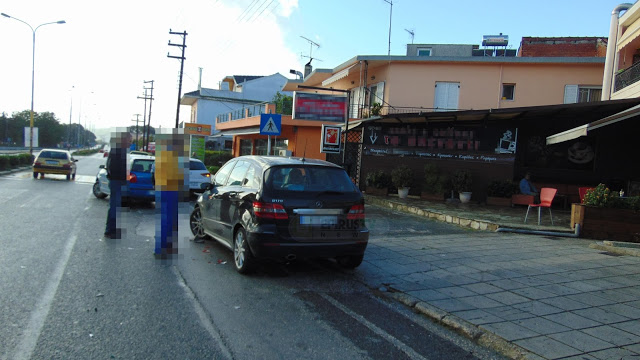 Ι.Χ.Ε πήρε παραμάζωμα 4 σταθμευμένα οχήματα [photos] - Φωτογραφία 4