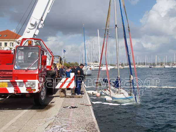 Βυθίστηκε ιστιοφόρο στο λιμάνι της Πρέβεζας [photos] - Φωτογραφία 11