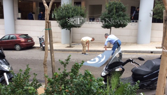 Τρόμος στο κέντρο του Ηρακλείου - Ταμπέλα ξενοδοχείου απείλησε ζωές - Φωτογραφία 2